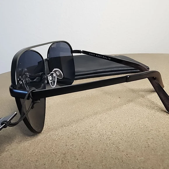 NWT Quay Australia Black Aviator Shades With Case And Dust Cloth
